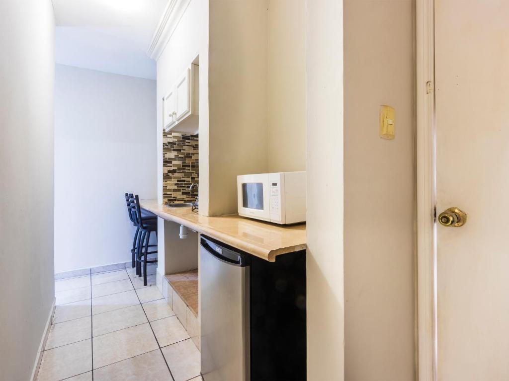 Kuchyň nebo kuchyňský kout v ubytování Boca Inn Hotel & Suites