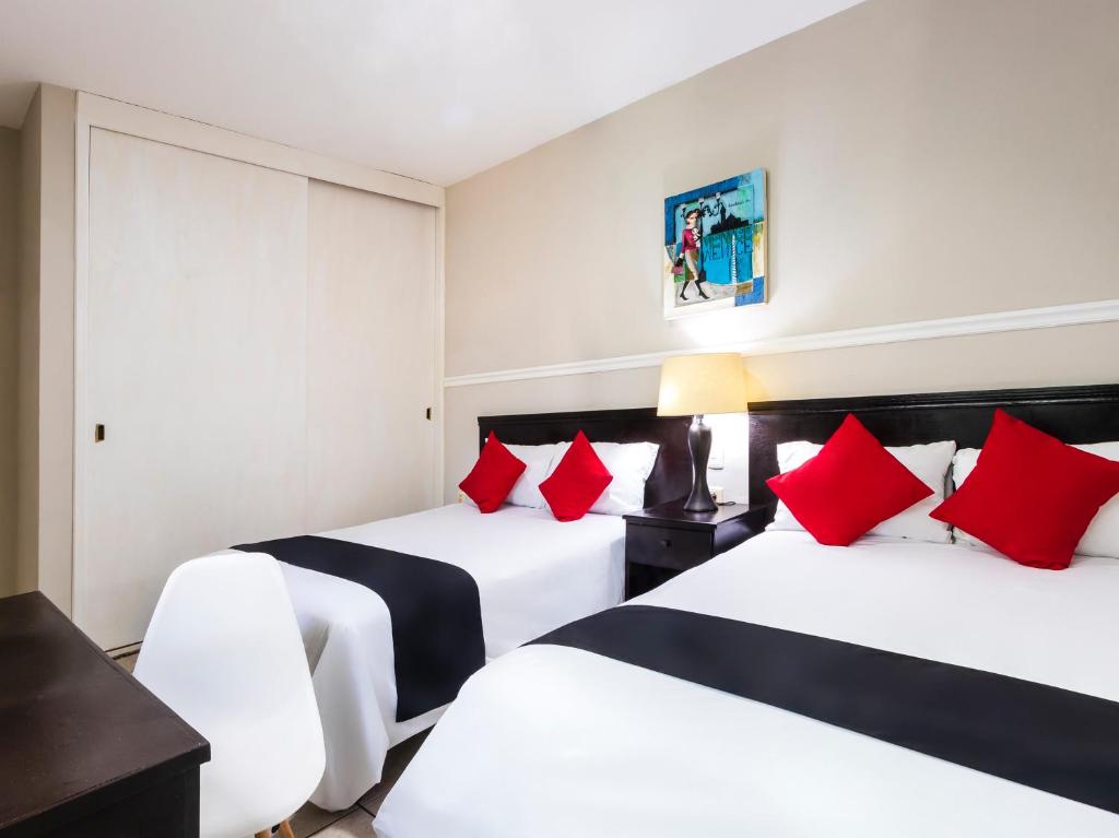 Postel nebo postele na pokoji v ubytování Boca Inn Hotel & Suites