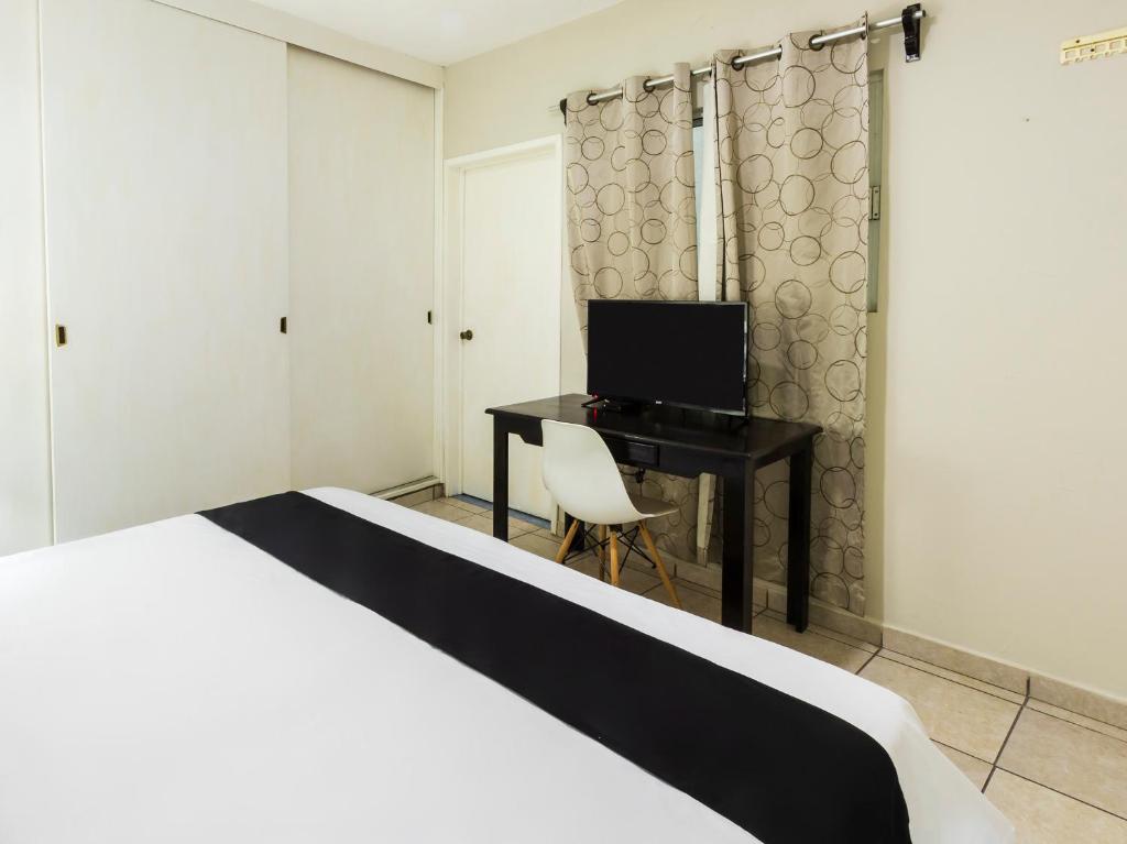 Postel nebo postele na pokoji v ubytování Boca Inn Hotel & Suites