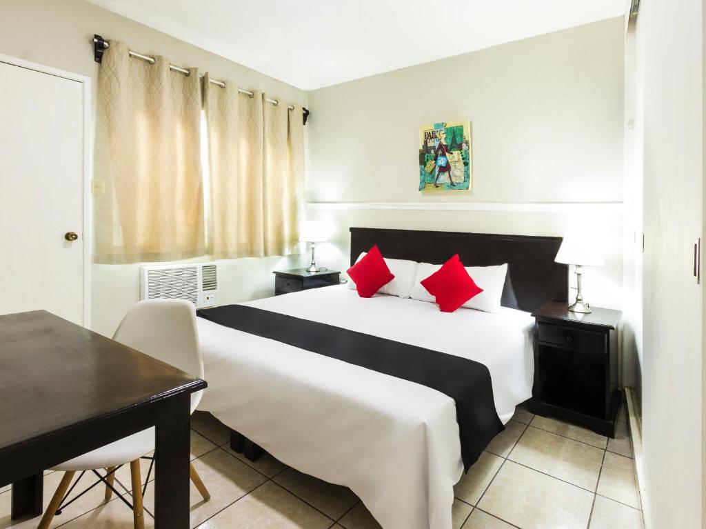 Postel nebo postele na pokoji v ubytování Boca Inn Hotel & Suites