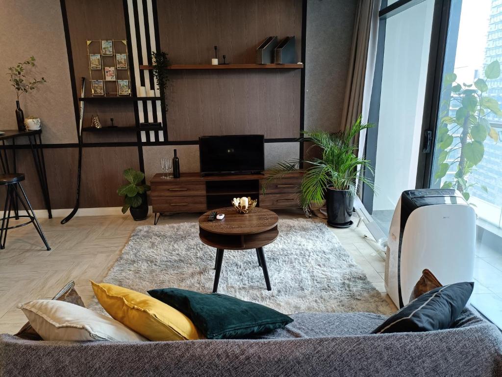 een woonkamer met een bank en een tafel bij Loft Signature Executive Suite Empire City in Petaling Jaya