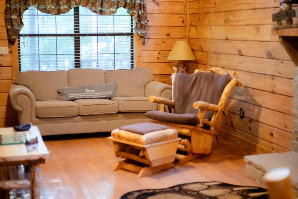 ein Wohnzimmer mit einem Sofa und einem Stuhl in der Unterkunft Hoof Haven in New Tazewell
