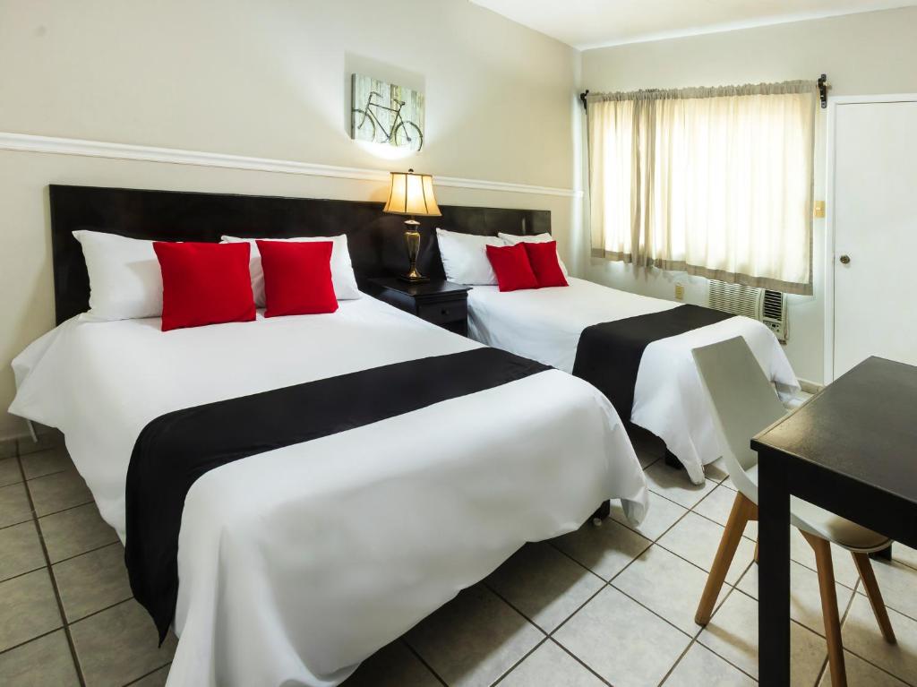 Postel nebo postele na pokoji v ubytování Boca Inn Hotel & Suites