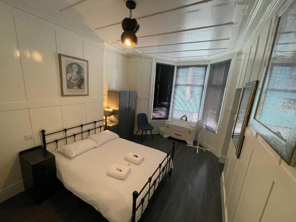 een slaapkamer met een bed met twee handdoeken erop bij Elmora House in Blackpool