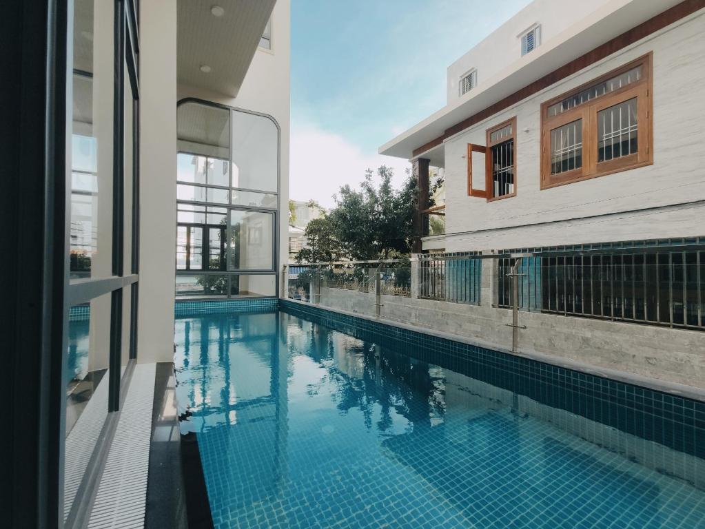 uma piscina no meio de um edifício em Camellia Family Suites em Da Nang