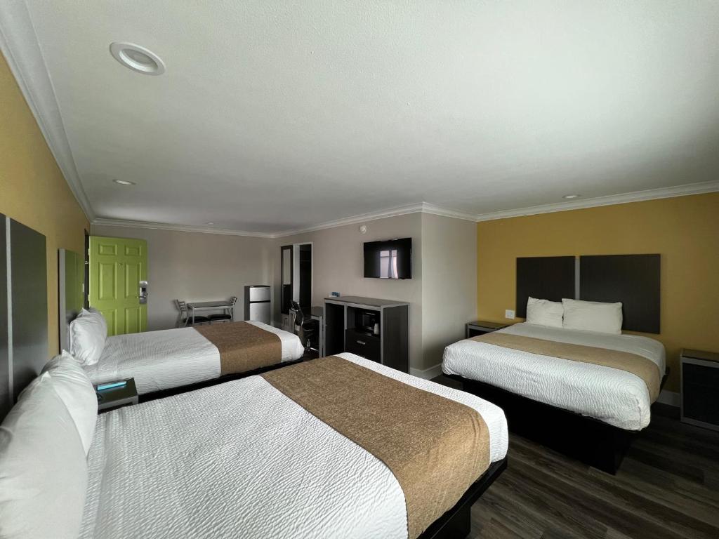 Deluxe Inn Hawthorne/ LAX - Family Room