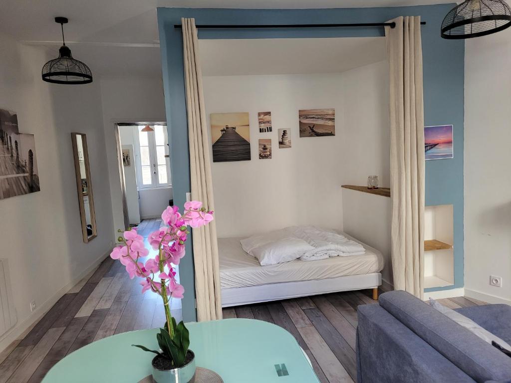 uma sala de estar com um espelho e uma cama em STOP 100m DU PORT-Parking gratuit a 5mn em Vannes