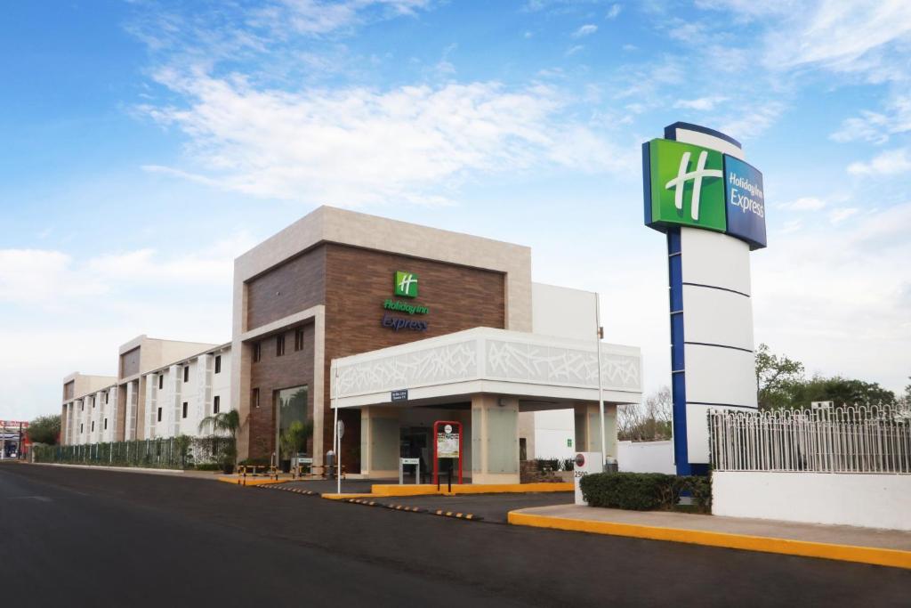 un edificio con una señal delante de él en Holiday Inn Express Piedras Negras, an IHG Hotel, en Piedras Negras