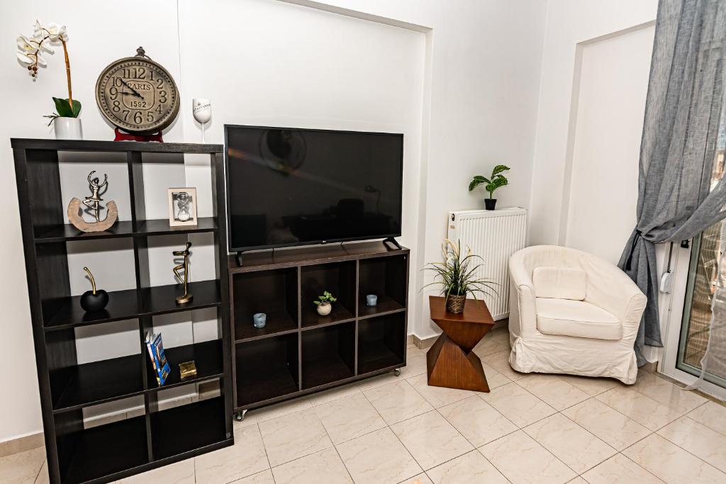 TV a/nebo společenská místnost v ubytování Koum Kapi C1 - Private Parking - Seaside Apt
