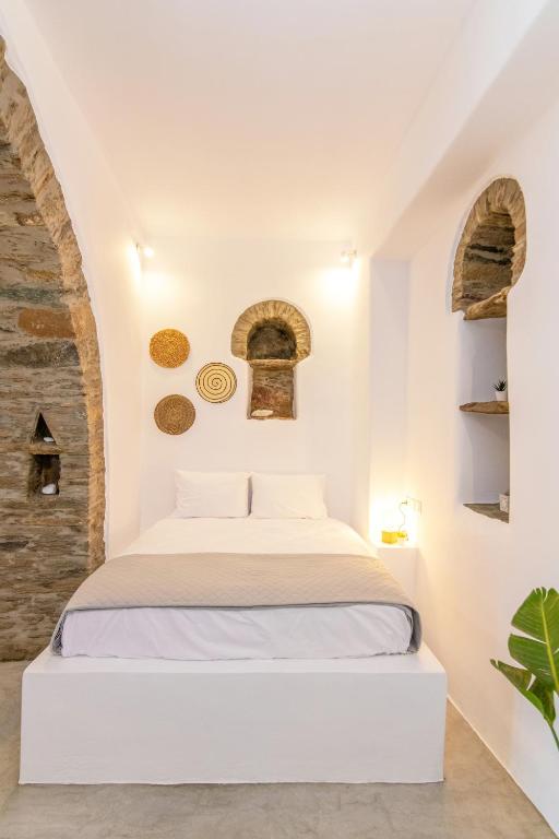 A bed or beds in a room at Livadi house Tinos 2 katwi