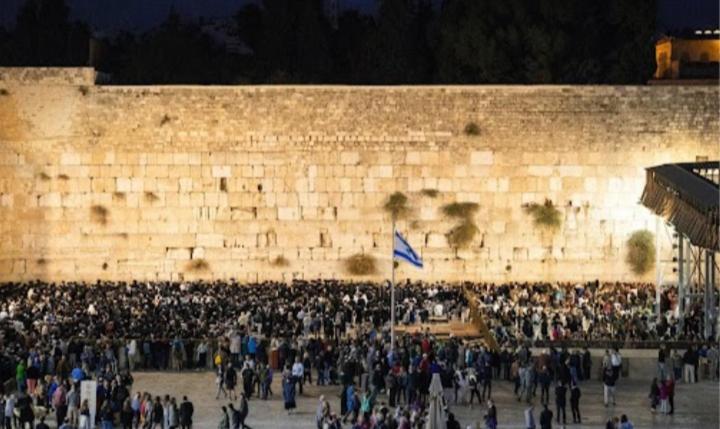eine große Menschenmenge, die vor einer Wand steht in der Unterkunft KOTEL HOTEL in Jerusalem