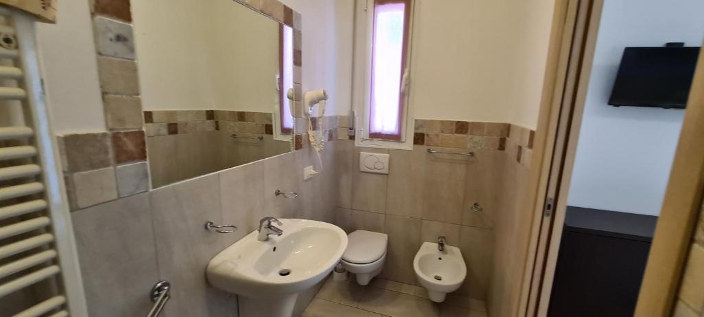 A bathroom at Rubino Apartments a 100metri dal mare