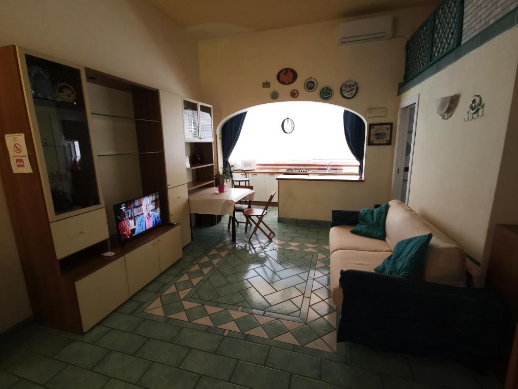 A television and/or entertainment centre at Monolocale Ischia Isola Verde