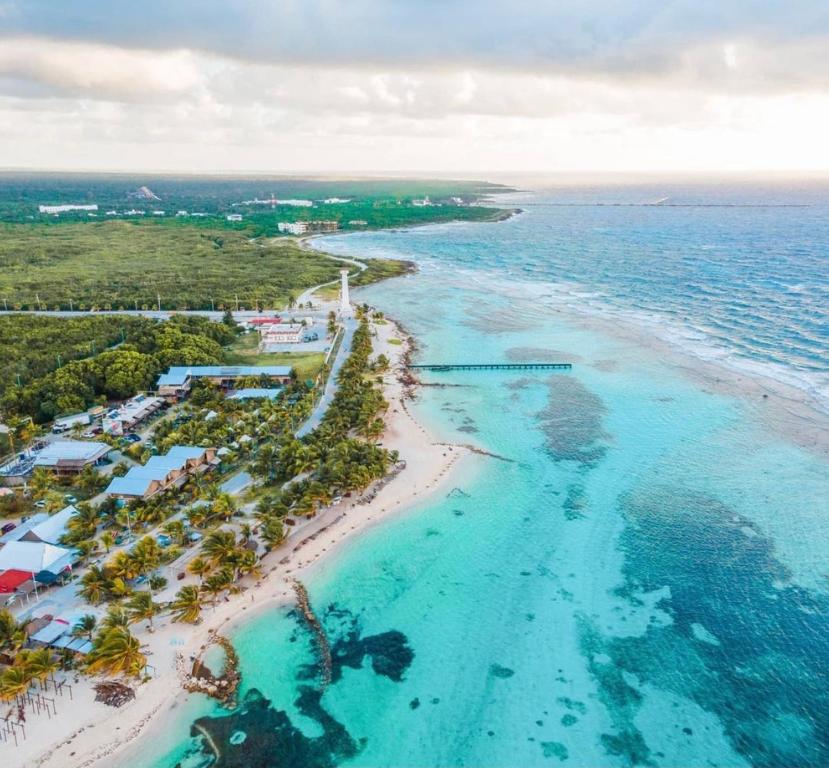 eine Luftansicht auf einen Strand im Meer in der Unterkunft Eco Cabañas Bluekay in Mahahual