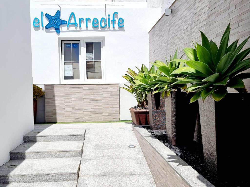 un edificio blanco con un signo de estrella en él en Apartamentos El Arrecife, en Conil de la Frontera