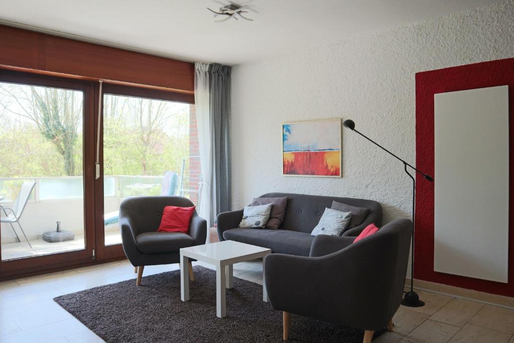a living room with two chairs and a couch at Appartment 2107 in Tossens in Tossenserdeich