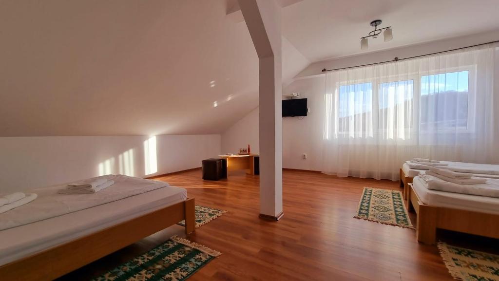 MOTEL PRISLOP - Chambre Quadruple Avec Salle De Bain Privée