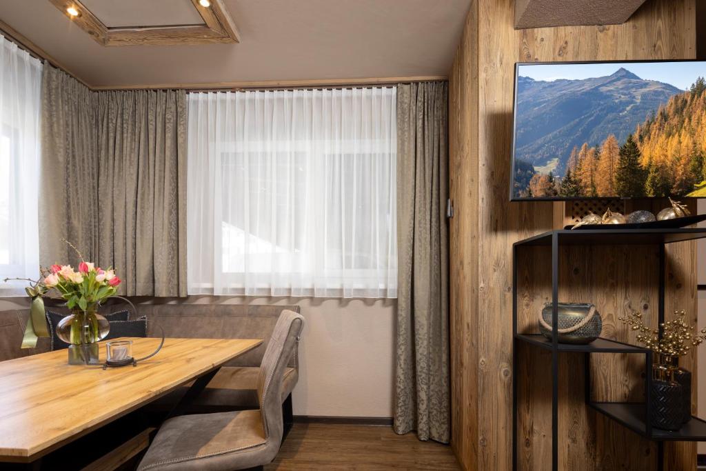 Nespecifikovaný výhled na hory nebo výhled na hory při pohledu z apartmánu