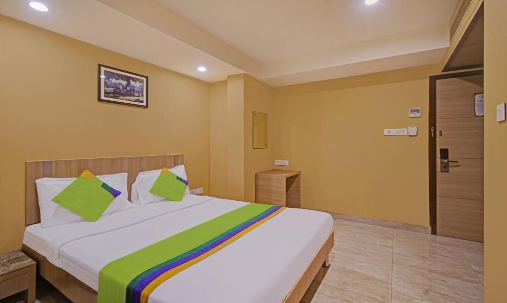 a bedroom with a large bed in a room at Treebo Trend Fourth Avenue in Chennai