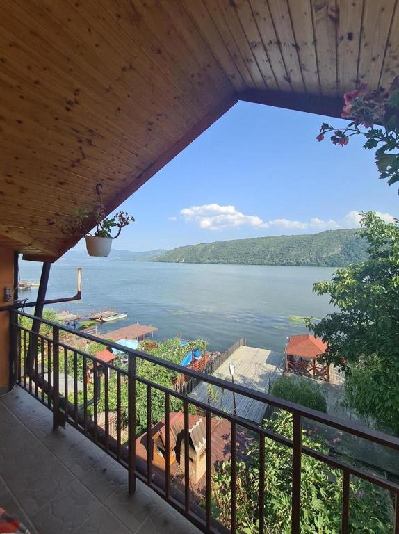 a view of a large body of water from a balcony at Casa Beatrice in Eşelniţa
