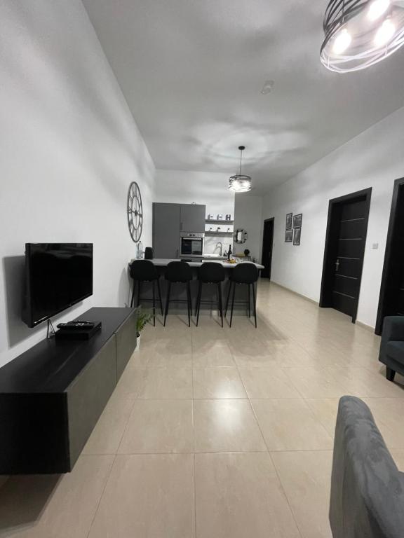 - un salon avec une table et une salle à manger dans l'établissement Park View, Maisonette 2, à San Pawl il-Baħar