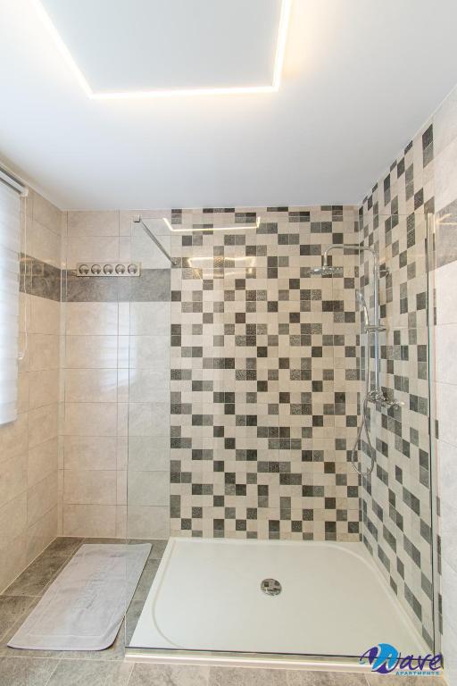 Kúpeľňa v ubytovaní TWO BEDROOM MODERN APARTMENT near the AIRPORT