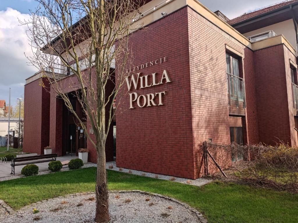 オストルダにあるWilla Port Apartament 203の煉瓦造りの建物