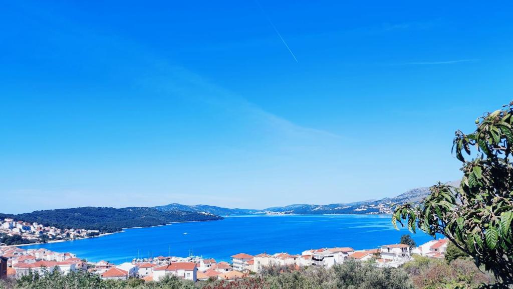 einen Blick auf den šibenik-See von einem Hügel aus in der Unterkunft Dream View Apartments Dalmatia in Trogir