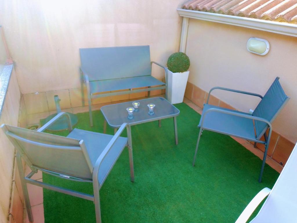 Zdjęcie z galerii obiektu Ático céntrico y funcional con terraza situado frente al Puente de La Toja y al paseo marítimo de O Grove. Ideal para familias o grupos. w mieście O Grove