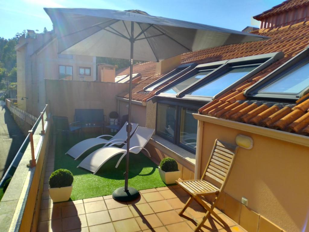 Zdjęcie z galerii obiektu Ático céntrico y funcional con terraza situado frente al Puente de La Toja y al paseo marítimo de O Grove. Ideal para familias o grupos. w mieście O Grove