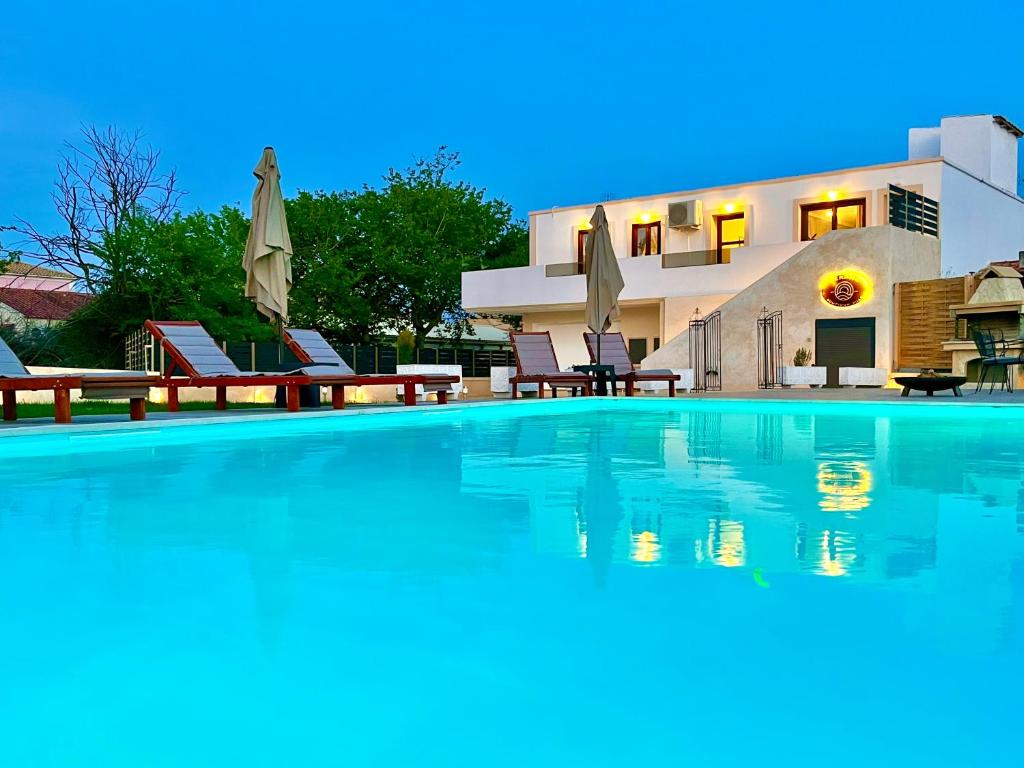 Bazén v ubytování Beach Villa Verano with private pool by DadoVillas nebo v jeho okolí