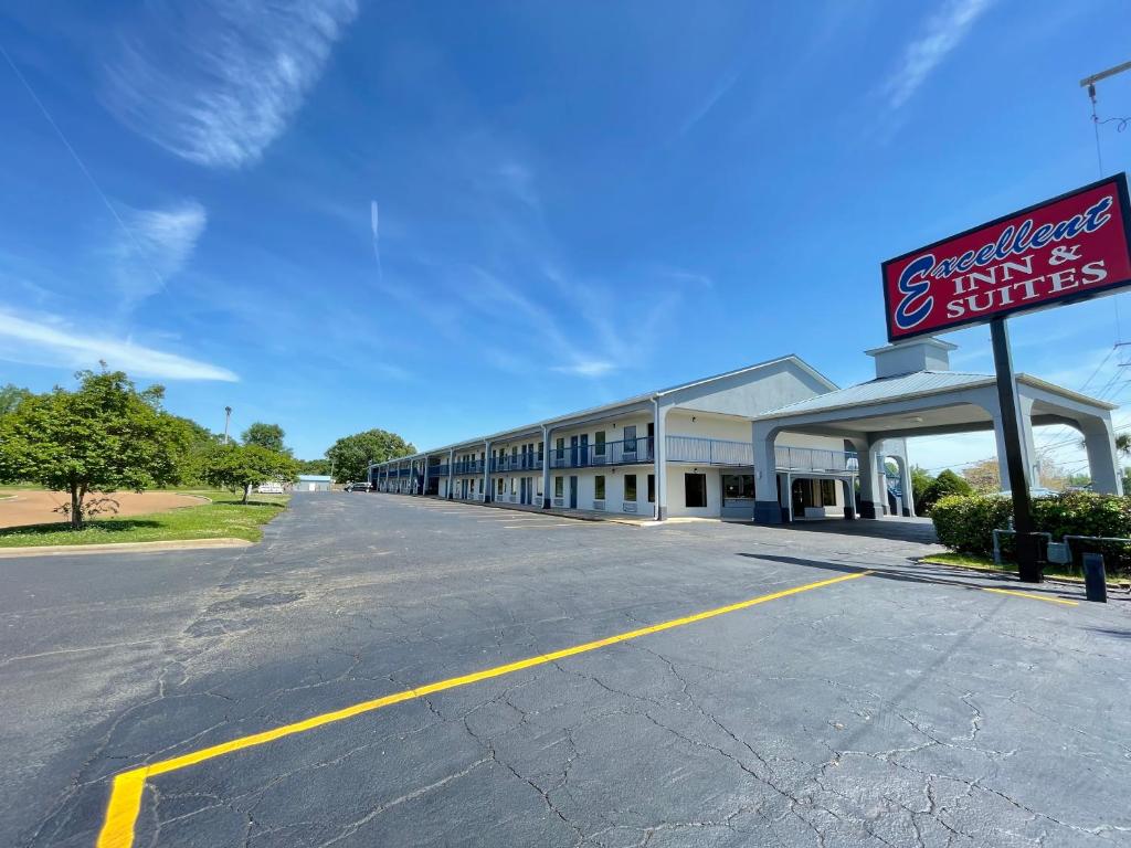 un edificio con un cartello per un fast food di Excellent Inn & Suites a Natchez