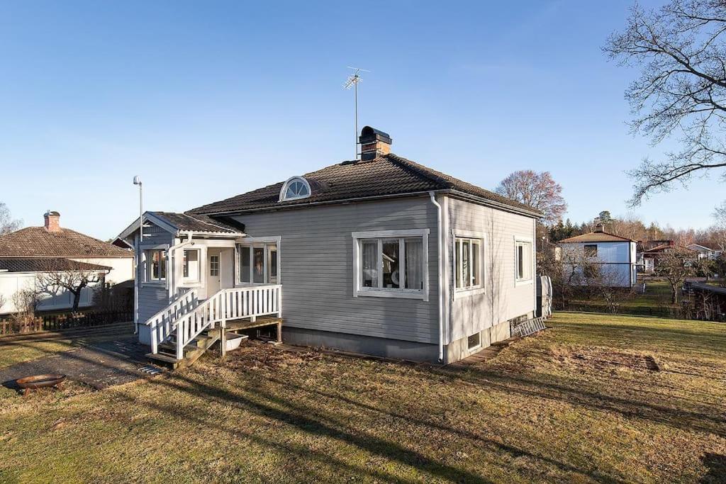 a small house sitting on top of a yard at Trevligt hus med uteplats, Emmaboda kommun, Lindås in Lindås