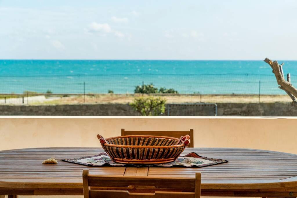 a basket sitting on top of a table near the beach at Casa vacanze La Pomelia in Donnalucata