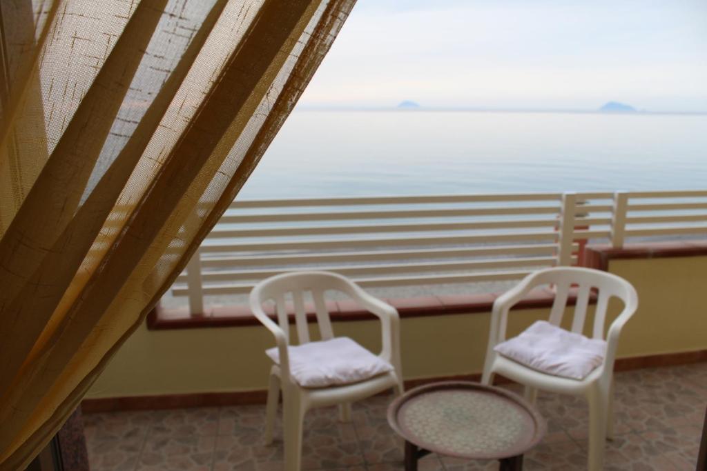 カーポ・ドルランドにあるAppartamento sul mareの海を望むバルコニー(椅子2脚付)