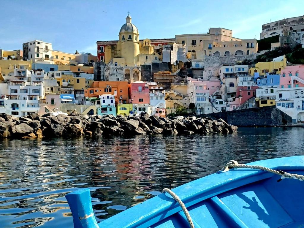プローチダにあるLa Casa Azzurraの水上の船上から市街の景色を望む