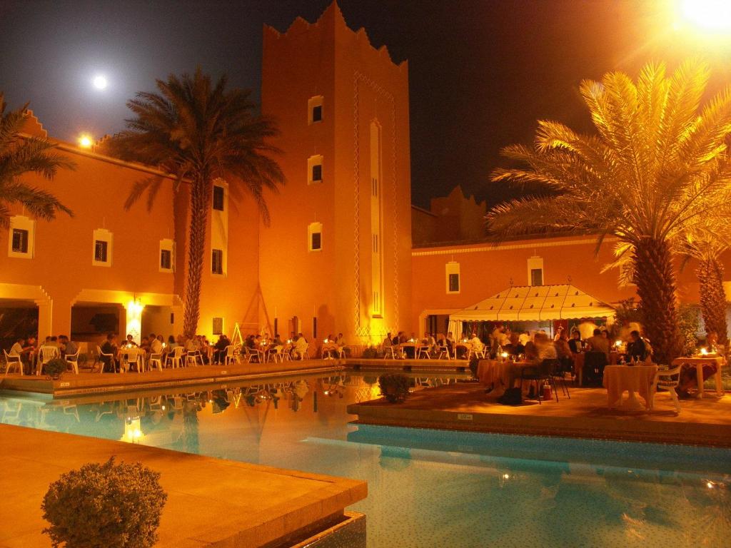 ザゴラにあるHôtel Le Tinsoulineの夜間のスイミングプール付きのホテル