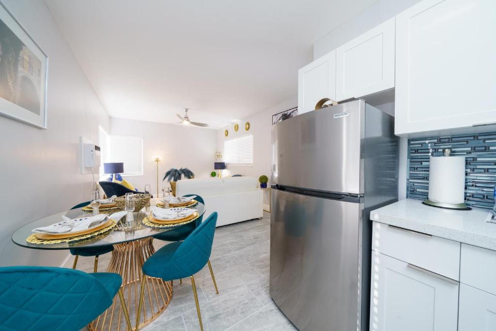 una cocina con una mesa y un refrigerador en The Surf Hollywood Beach, en Hollywood