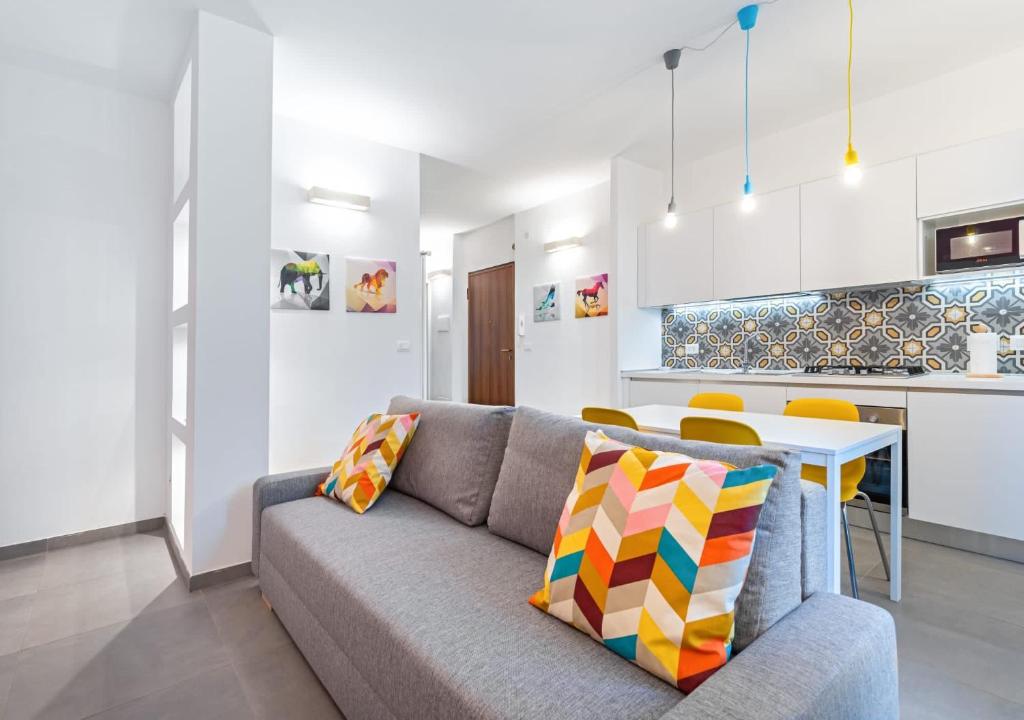 sala de estar con sofá y mesa en Penthouse Alps Apartment, en Turín