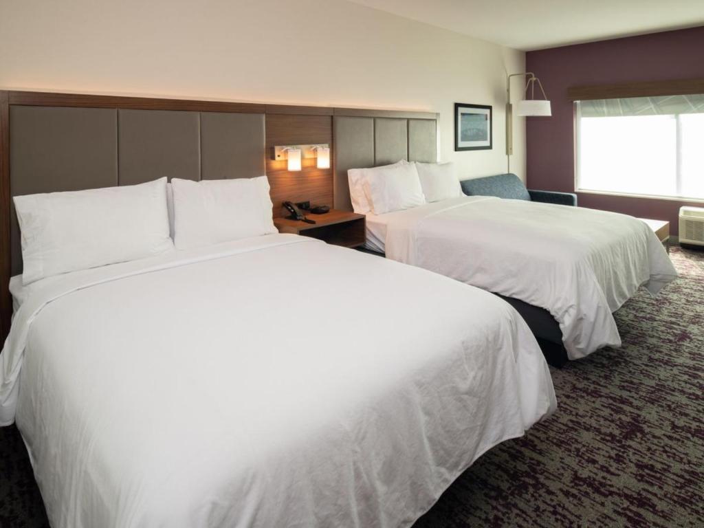เตียงในห้องที่ Holiday Inn Express & Suites - Little Rock Downtown, an IHG Hotel