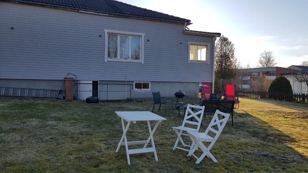Trevligt hus med egen gård och fri Wifi, Emmaboda kommun, Lindås - Casa De Dos Dormitorios