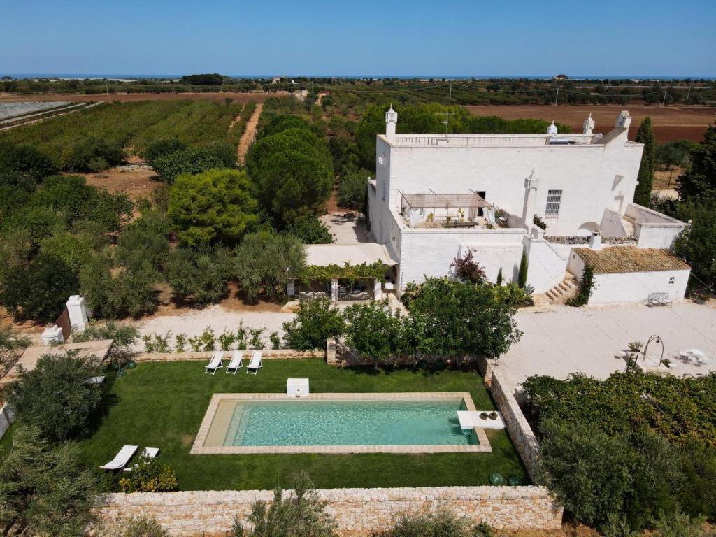 an aerial view of a house with a swimming pool at Masseria Le Cerase in Conversano