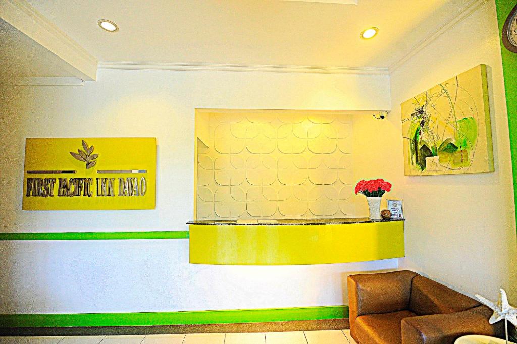 Posezení v ubytování First Pacific Inn Davao