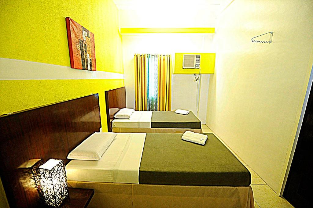 Postel nebo postele na pokoji v ubytování First Pacific Inn Davao