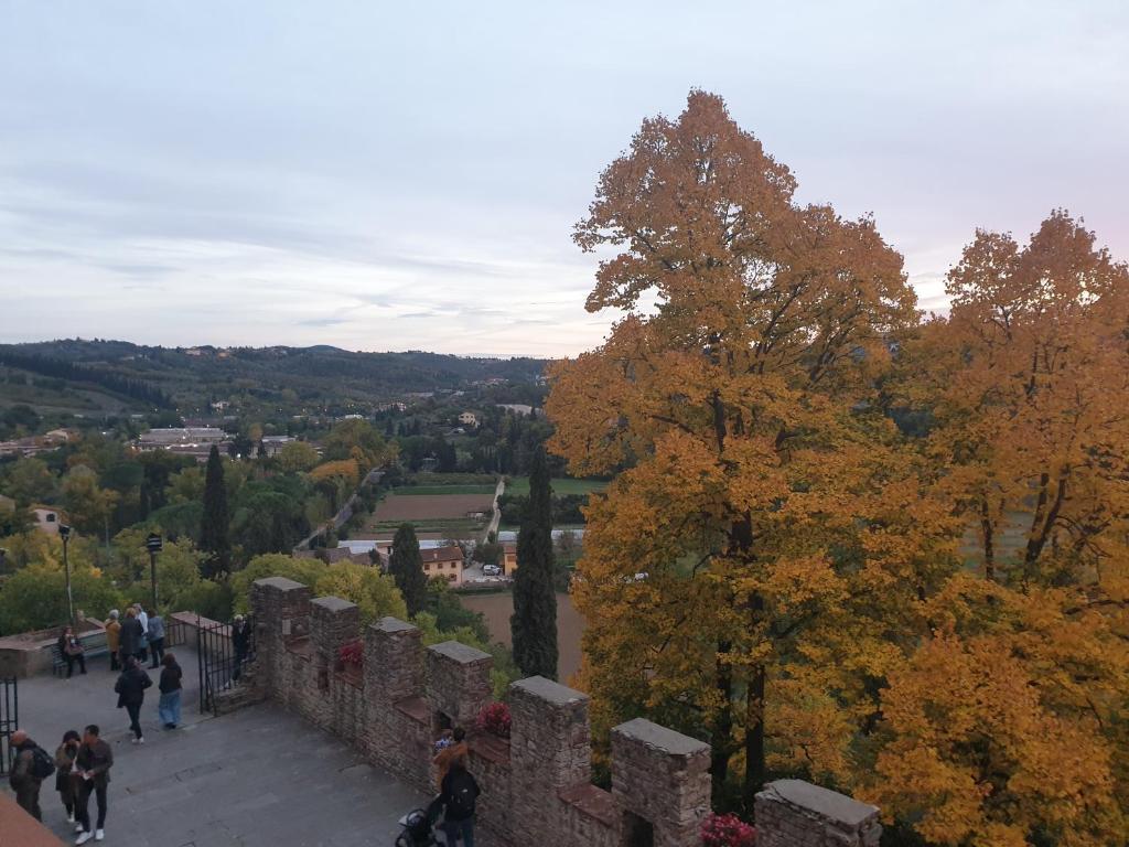 フィレンツェにあるElegante e spazioso bilocale in zona Certosa (FI)の石垣を歩く人々