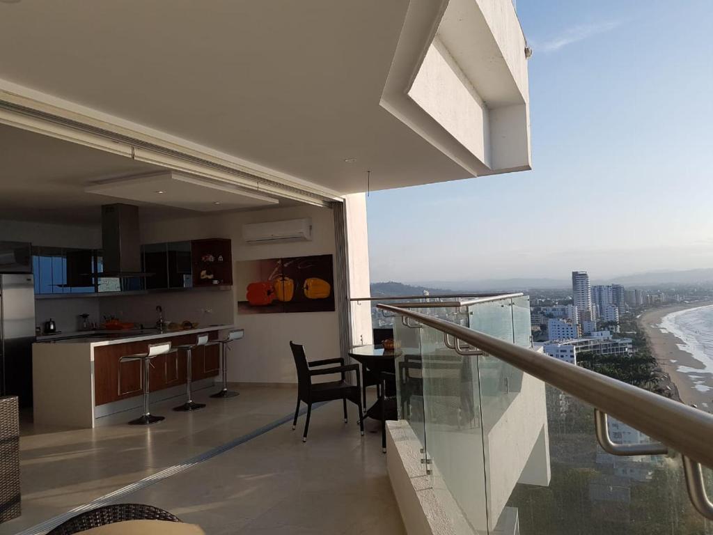 a kitchen and dining area of a building with a view at Amplio 140m2 Grand Diamond Tonsupa in Tonsupa