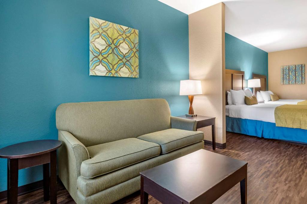 Postel nebo postele na pokoji v ubytování Best Western Plus Galveston Suites