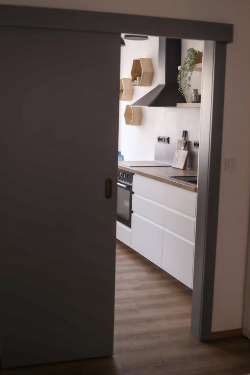 Kuchyň nebo kuchyňský kout v ubytování KVARTÝR - nový apartmán na náměstí v České Lípě