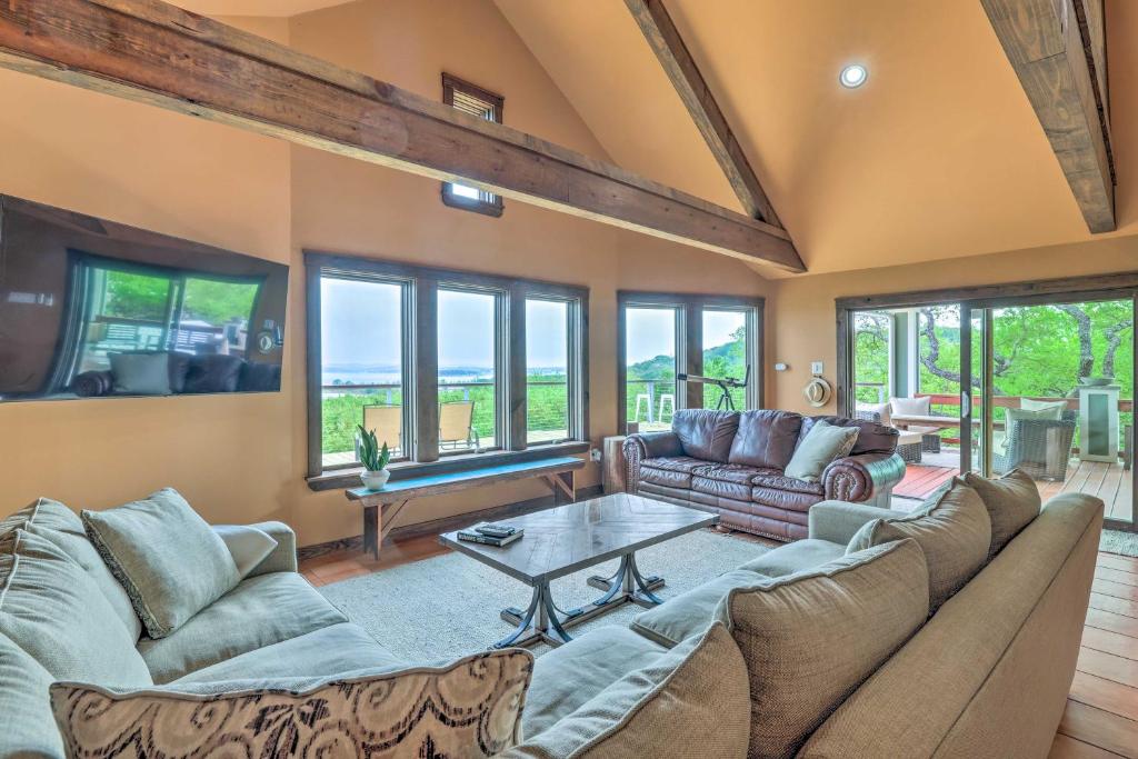 Spacious Canyon Lake Home on 3Acre Property, Canyon Lake (updated