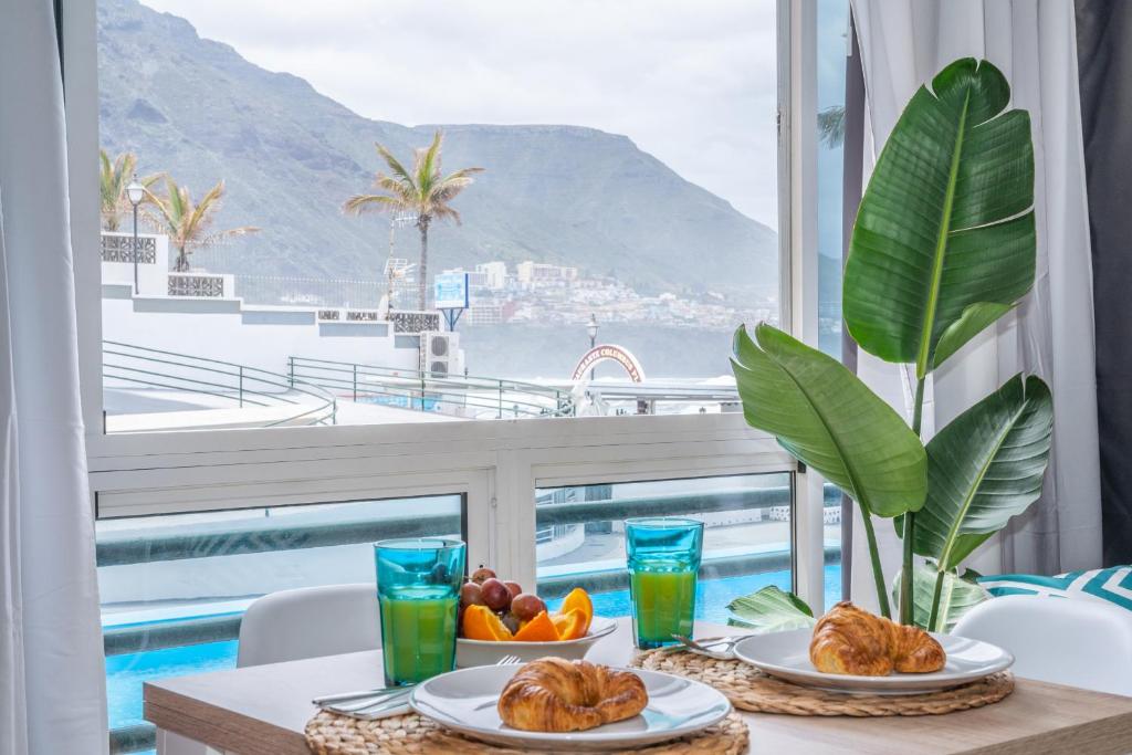 - une table avec de la nourriture et une vue sur l'océan dans l'établissement Seaside apartment, à Punta del Hidalgo